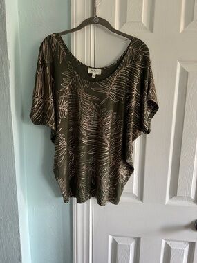 Kim & Cami Olive Green Leaf-Print Short Sleeve Top